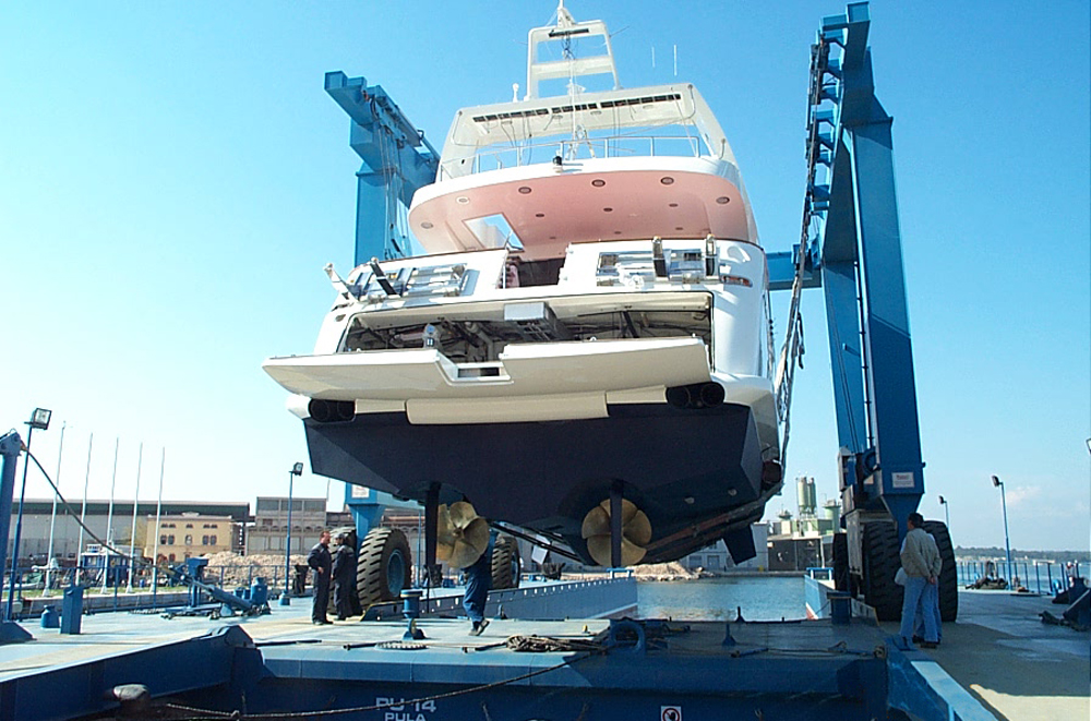 avangard shipyards facilities - travel lift 200t