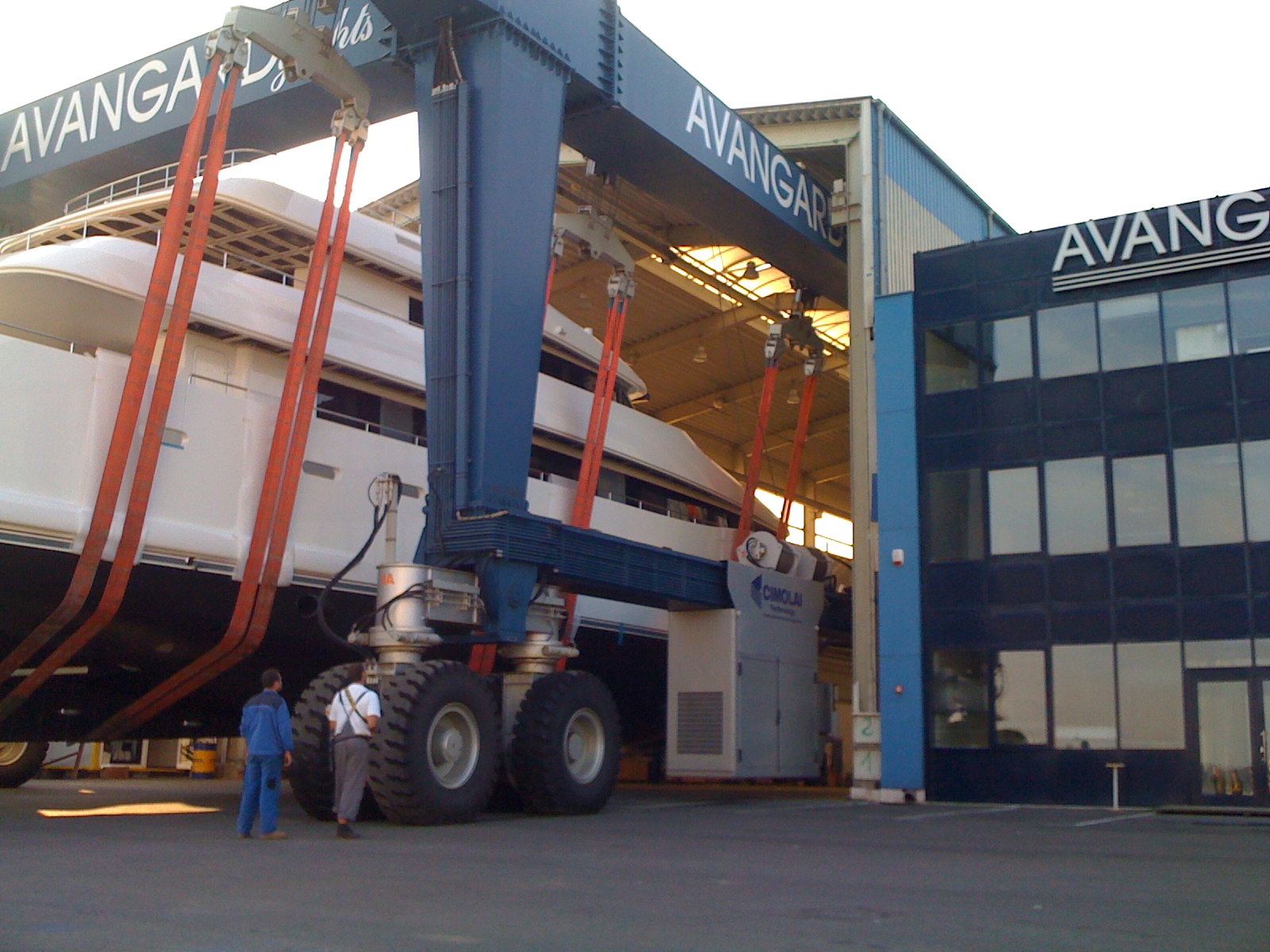 avangard shipyards facilities - travel lift 500t